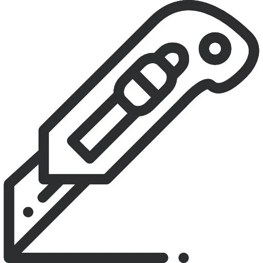 Cortar el césped artificial en piezas medidas antes de instalarlo